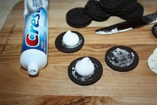 Toothpaste oreos